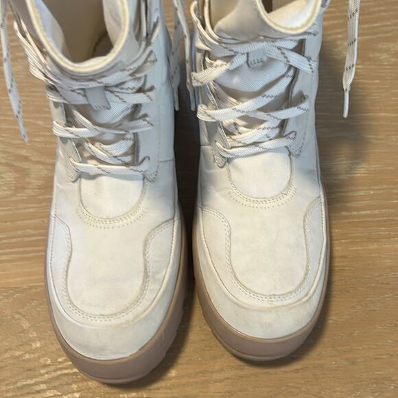 UGG Women's Lug Boot White, Size 9.5, - Picture 8 of 12